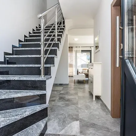 House Mirna 4*